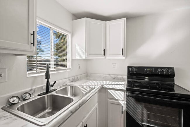 Building Photo - 3120 N Romero Rd