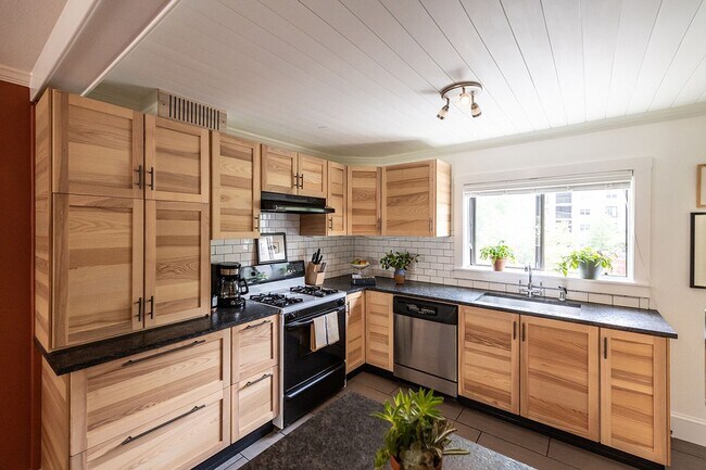 Building Photo - 106 Ardmore Pl NW