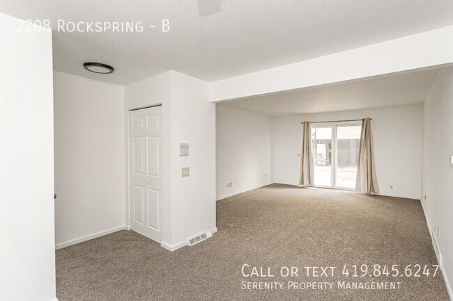 Foto del edificio - 2208 Rockspring-B