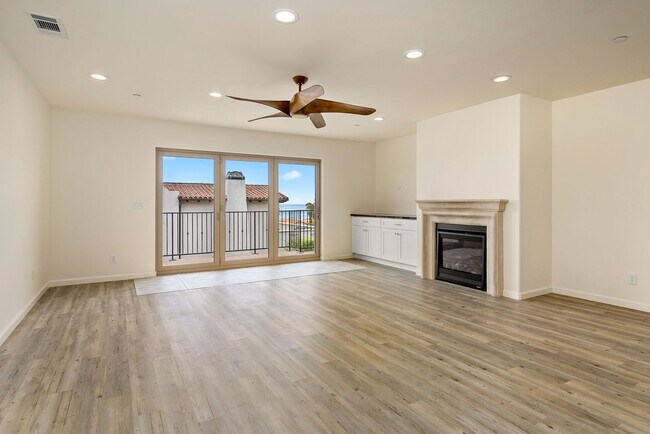 Foto del edificio - This Sunset Beach Estates Townhome will have you speechless!