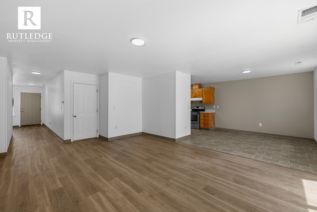 Building Photo - Central Point Duplex / Fenced Backyard / Off Street with 2 Car Garage