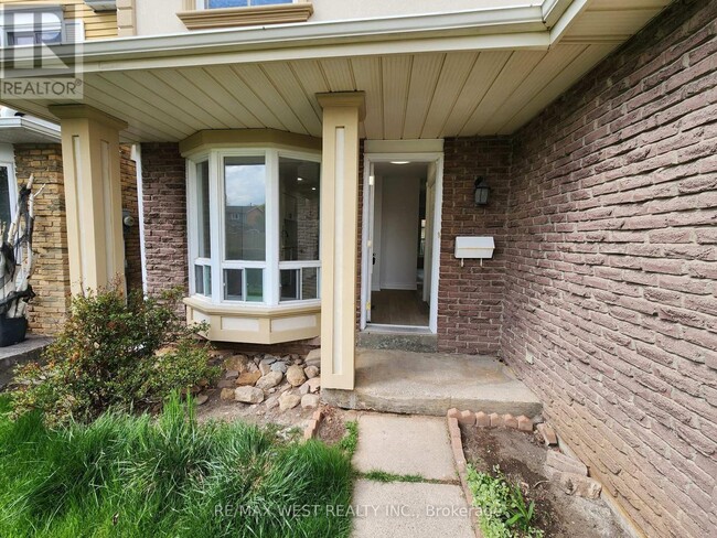Photo du bâtiment - 2401 Hemlock Ct