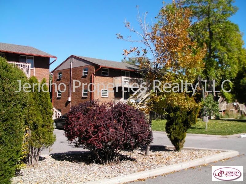 Primary Photo - 1305 Estes St
