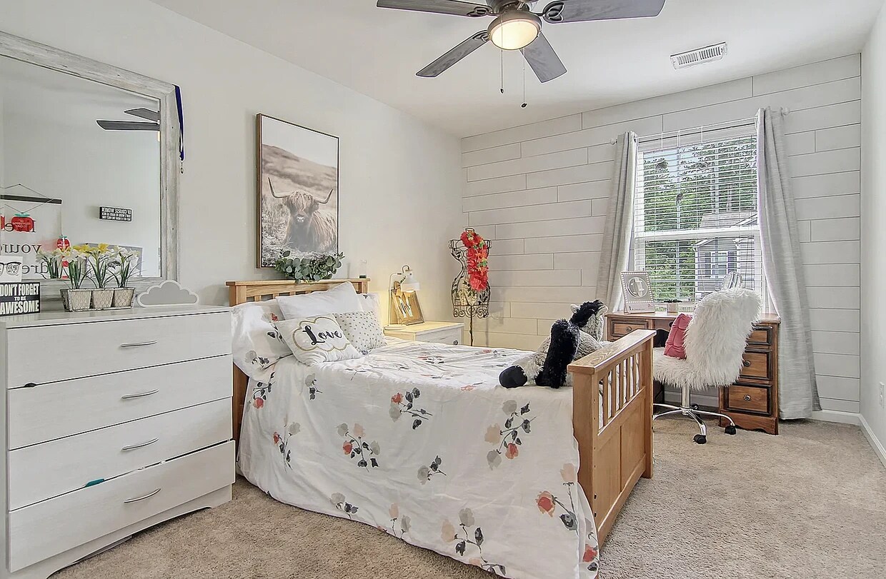 Private Bedroom - 9798 Seed St