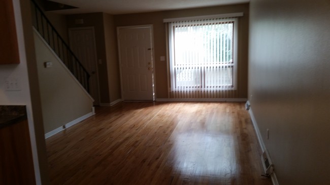Sala de estar - Sutton Court Townhomes
