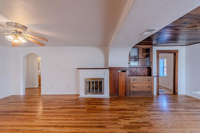 Building Photo - 609 Candelaria Rd NW