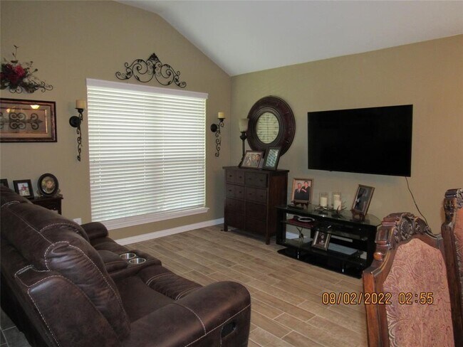 Foto del edificio - 10022 Driftwood Park Dr
