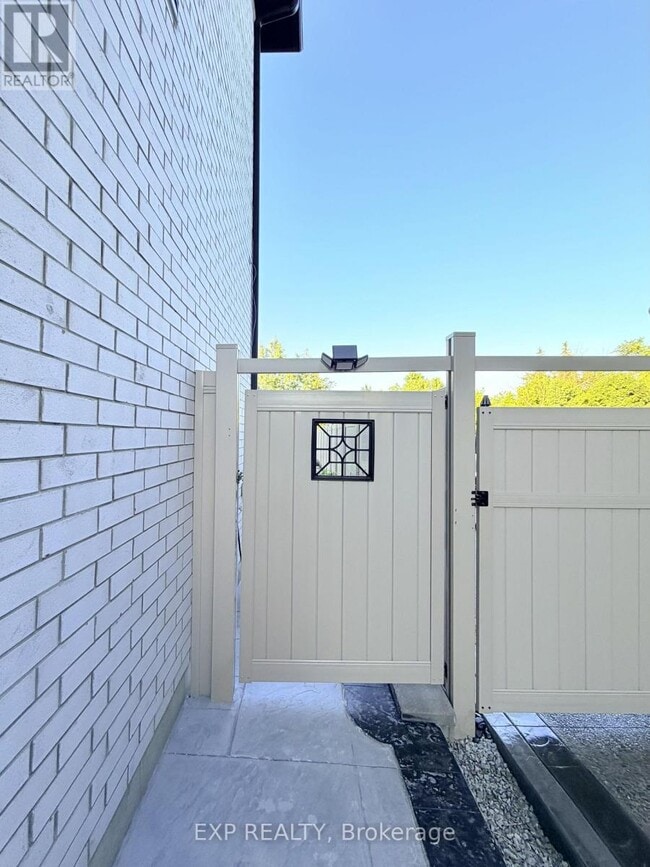 Building Photo - 1606 Sandhurst Crescent