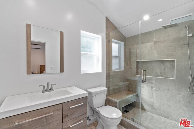 Foto del edificio - 22838 Mariano St