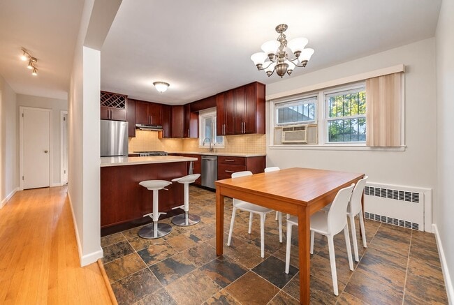 Building Photo - 40 Hauxhurst Ave