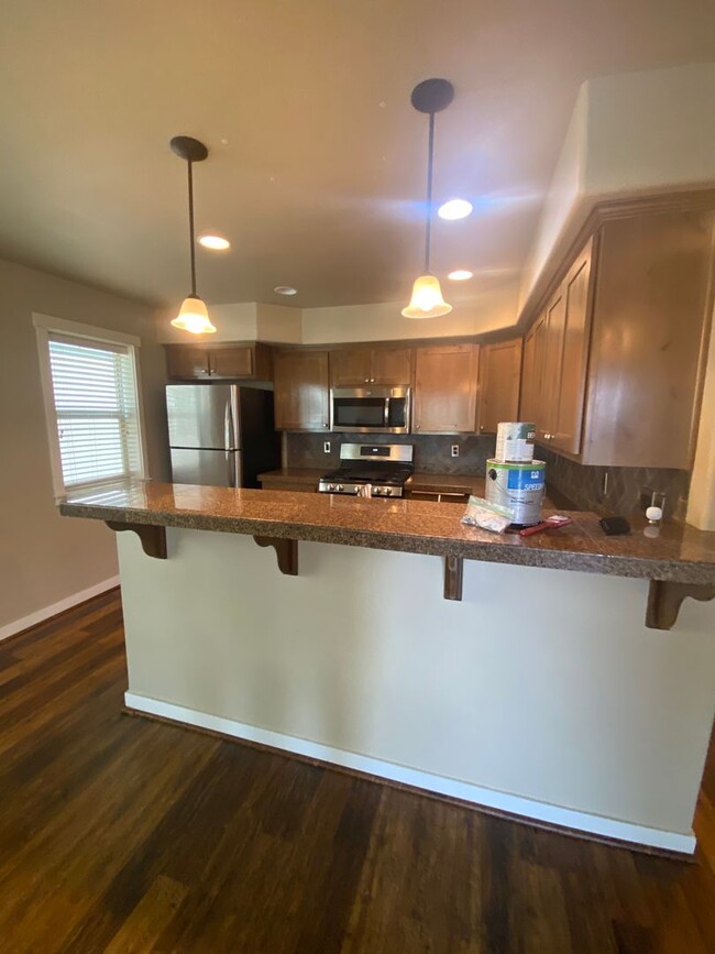 Building Photo - Lovely End Unit 3 Bedroom Townhome in Redm...