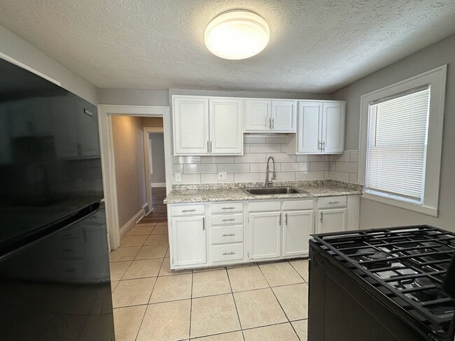 Building Photo - 3 Bed - 1 Full Bath Colonial available for...