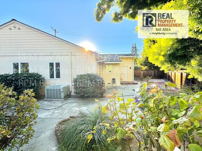 Foto del edificio - Bright 4-Bedroom, 2-Bath Single-Level Home with Bonus Room – Palo Alto