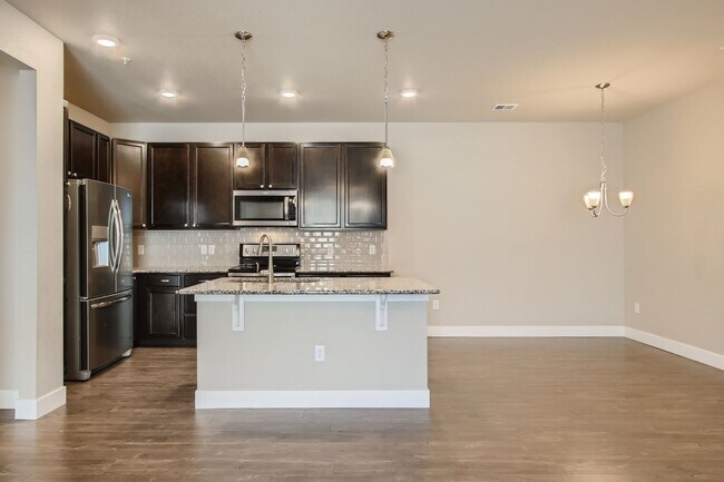 Foto del edificio - Evolve Real Estate: Move-in Ready in West Arvada, Contemporary 3 Beds/2 Baths Condo!