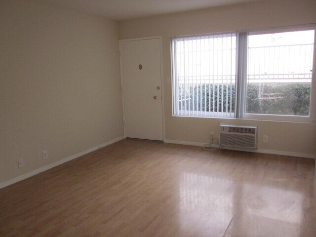 Building Photo - 534 N Hayworth Ave