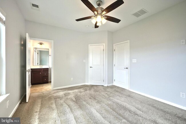 Building Photo - End Unit Townhome in Regents Glen Community!