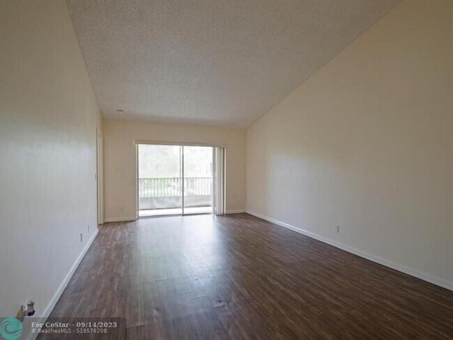 Foto del edificio - 2431 NW 56th Ave