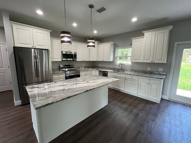 Building Photo - Upgraded New 3 Bedroom, 2 Bath home in Emerald Cove