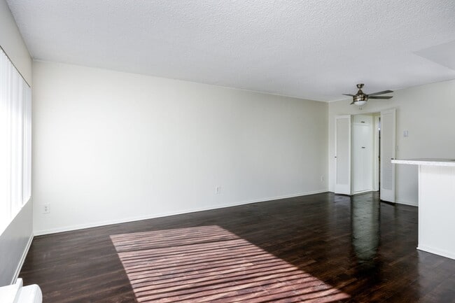 Building Photo - Variel Villa Apartments