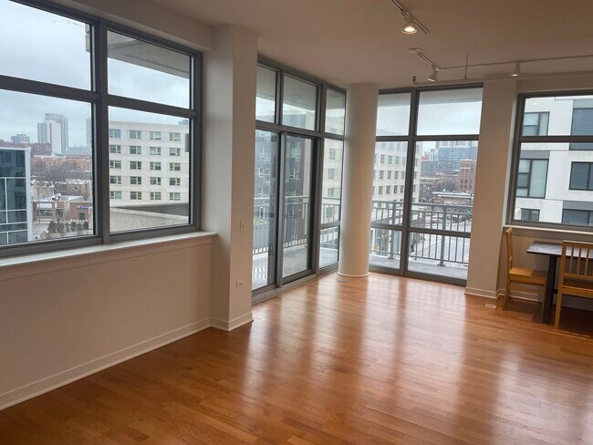 Building Photo - 511 W Division St