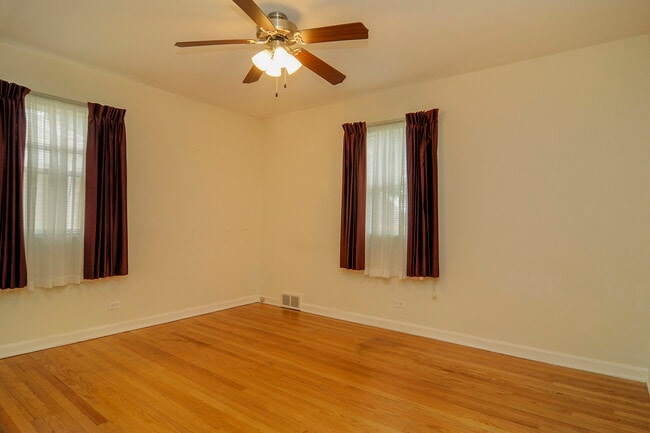 Building Photo - 2130 Mandel Ave