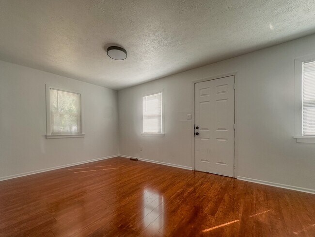 Foto del edificio - 3541 Blackstone Ave