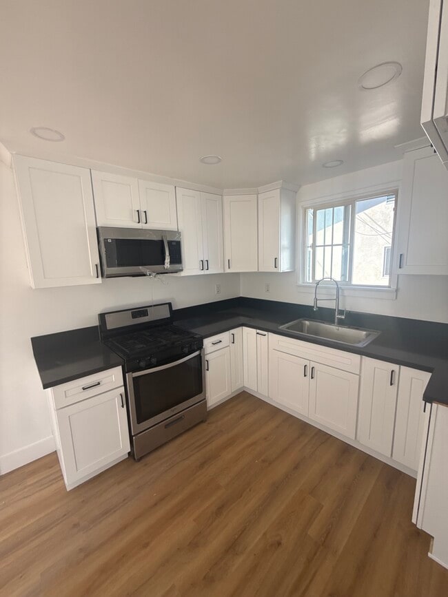 Building Photo - 5661 California Ave