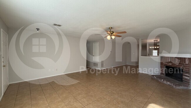 Foto del edificio - 4240 Hunters Creek Dr