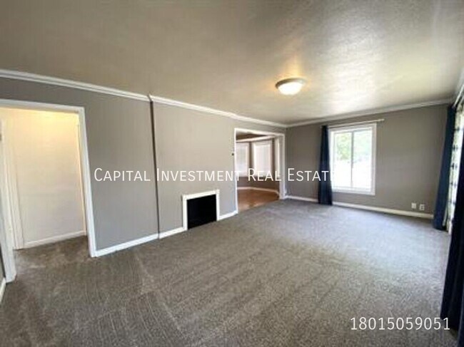 Building Photo - 236 400 S
