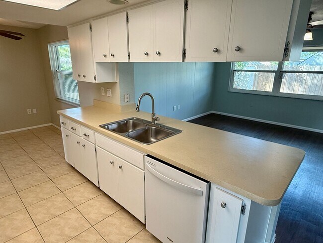 Building Photo - Beautiful Palm Harbor 2/2 Located on Peace...