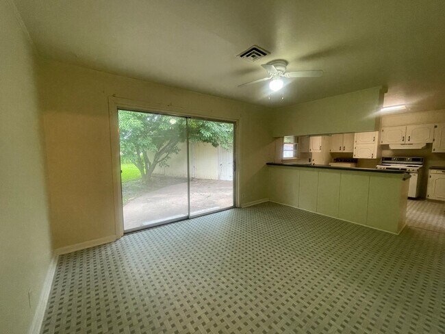 Building Photo - Must See! Welcoming Home In Waller Subdivison