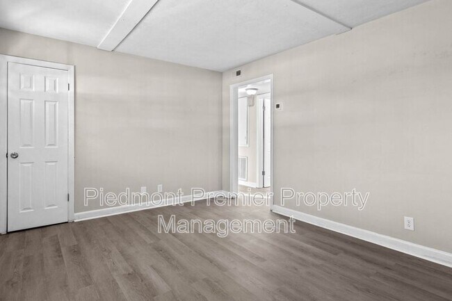 Foto del edificio - 500 Bethania-Rural Hall Rd