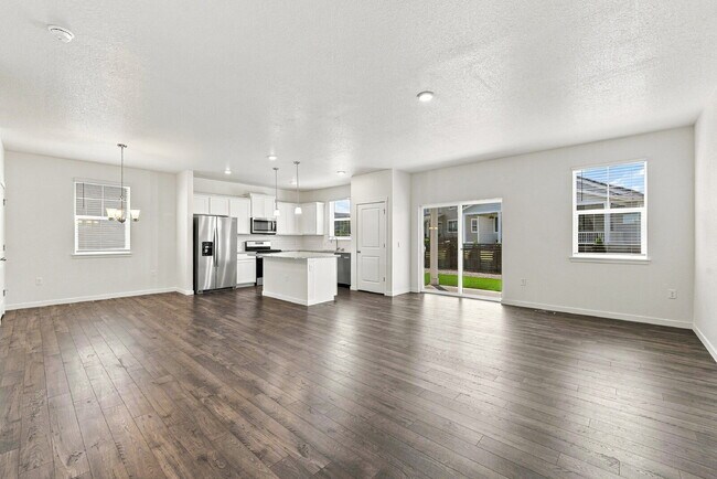 Building Photo - $2,945.95 with $300 Off the first month's rent, 4 Beds - 2.5 Baths, Single Family Home in Aurora ...