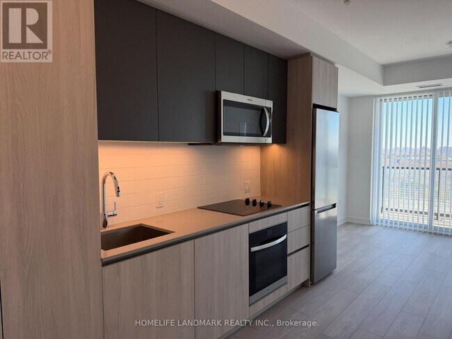 Building Photo - 5858 Yonge St