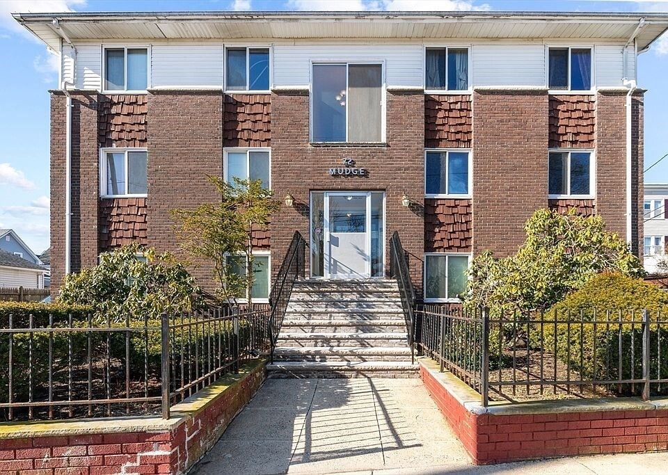 Primary Photo - 72 Mudge St
