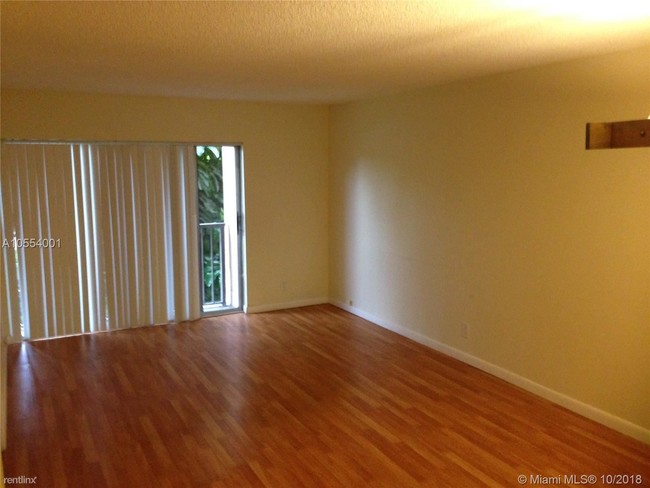 Foto del edificio - 2 br, 2 bath  - 8610 N Sherman Cir Apt 207