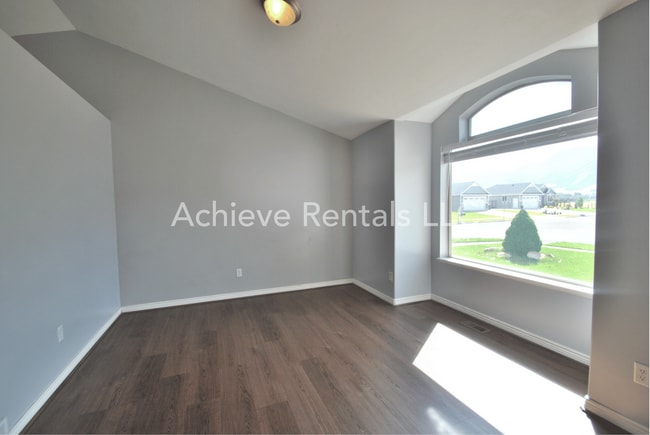 Building Photo - 564 800 E