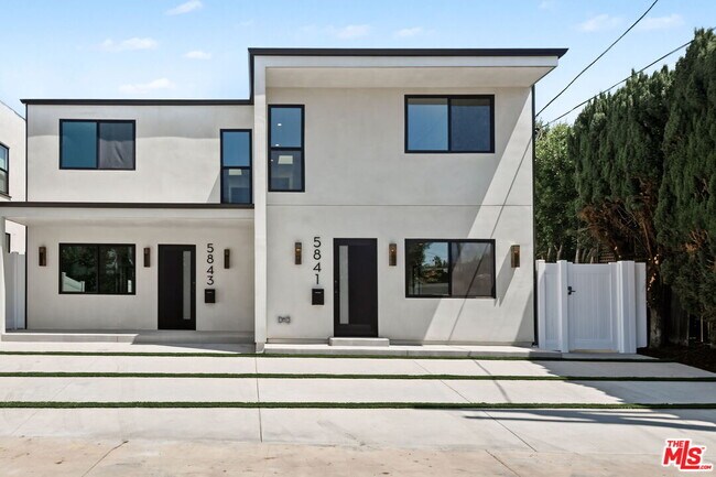 Foto del edificio - 5843 Whitworth Dr