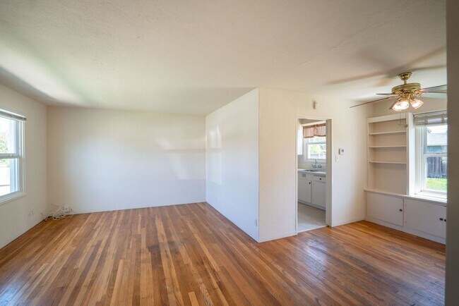 Building Photo - Single story 2 bedroom house with LARGE YA...