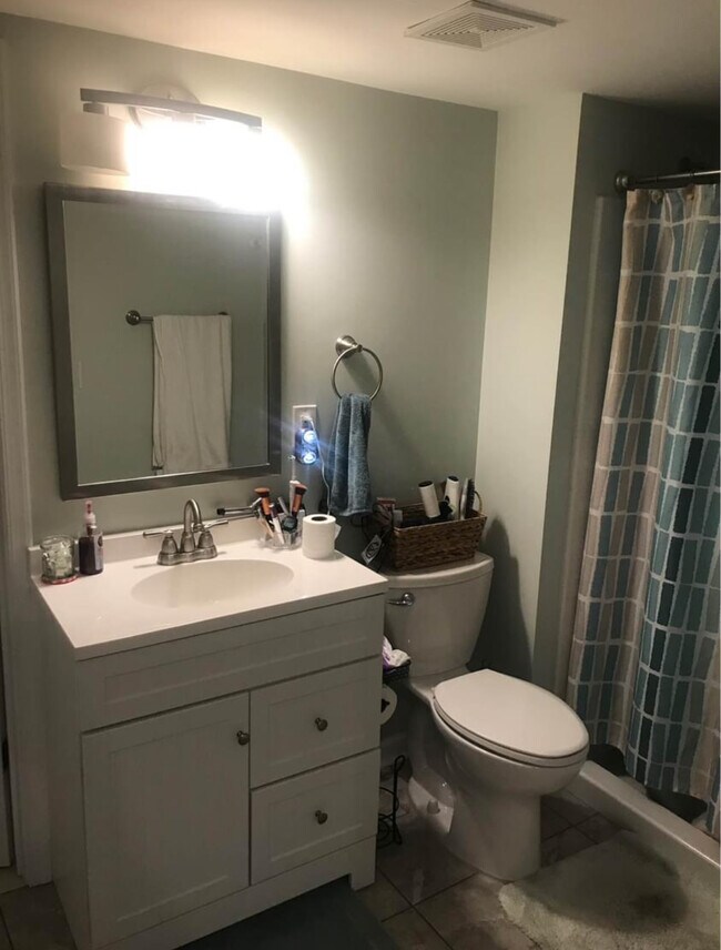 Baño completo con ducha a ras de suelo y vestidor. - 2039 Coast Guard Dr
