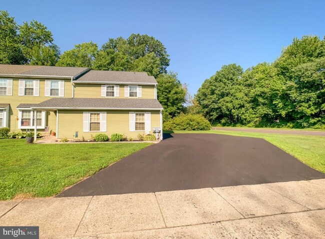 Building Photo - 1691B Bluebird Dr