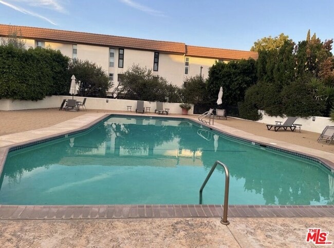 Foto del edificio - 5271 Newcastle Ave