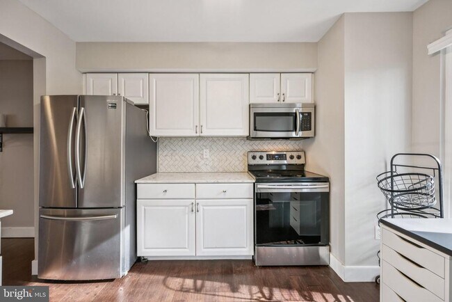 Foto del edificio - 7849 Briardale Terrace