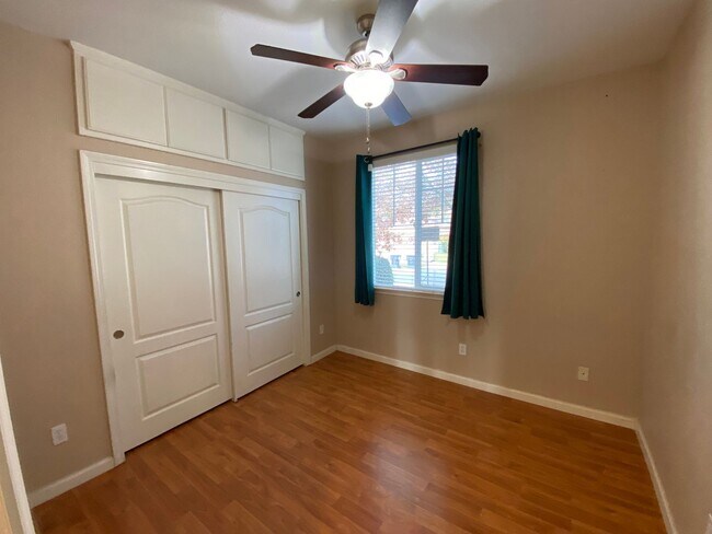 Foto del edificio - Two story home in NW Visalia Rent Ready!