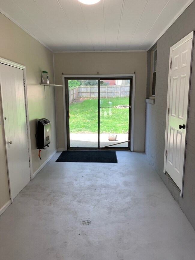 Building Photo - Near School and Downtown - 2 Bedroom & 1 Bath