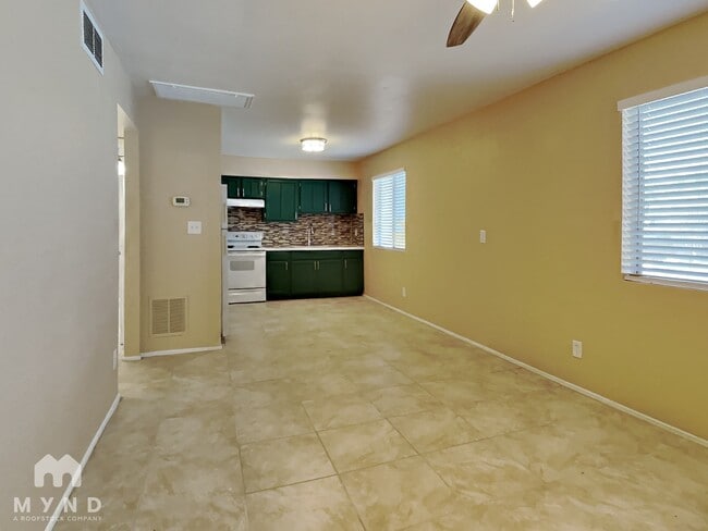 Building Photo - 1702 E Cambridge Ave