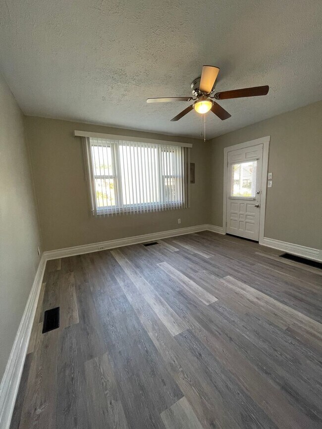 Foto del edificio - Spacious 2 bedroom and 1 bath house- First...