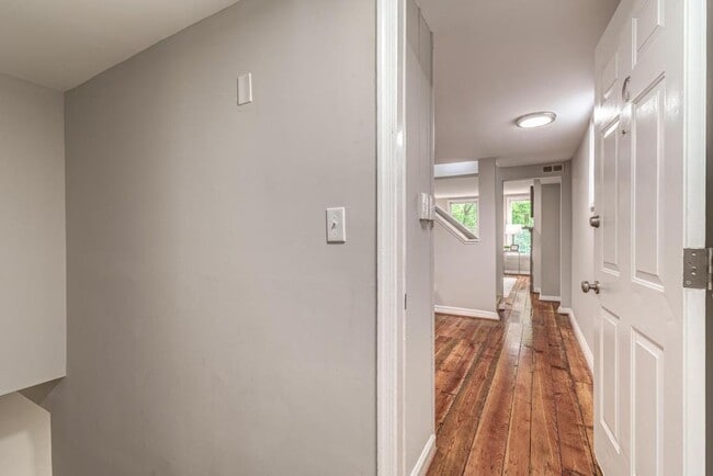 Foto del edificio - 2 Level Condo with parking, close to metro...