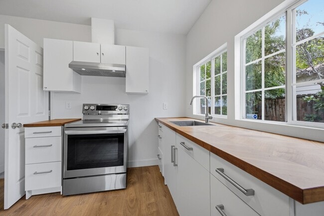 Foto del edificio - 2 Bedroom | 1 Bathroom | Private Back House