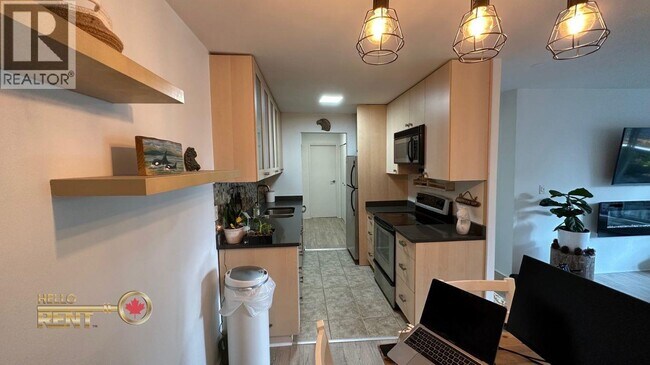 Photo du bâtiment - 809 16th St W